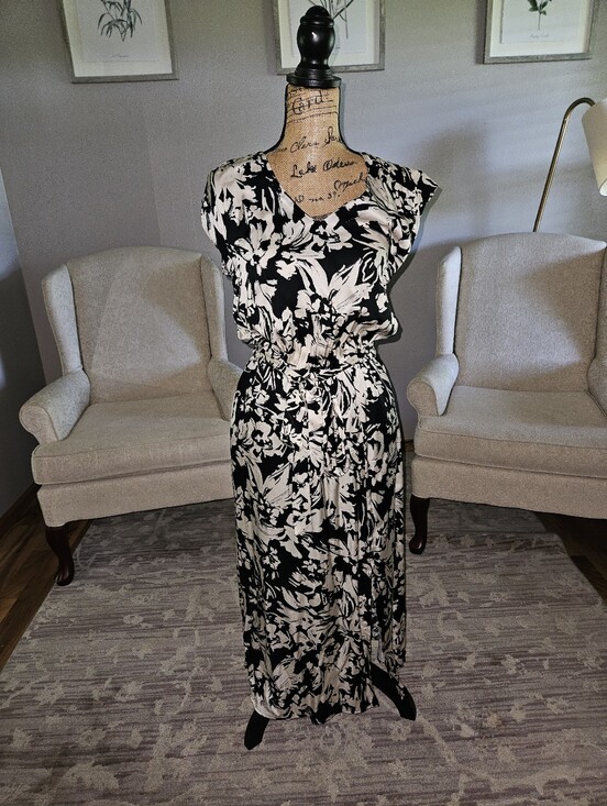 Evereve Dresses & Skirts - Black & Cream Floral Cap-Sleeve Maxi Dress Evereve Small